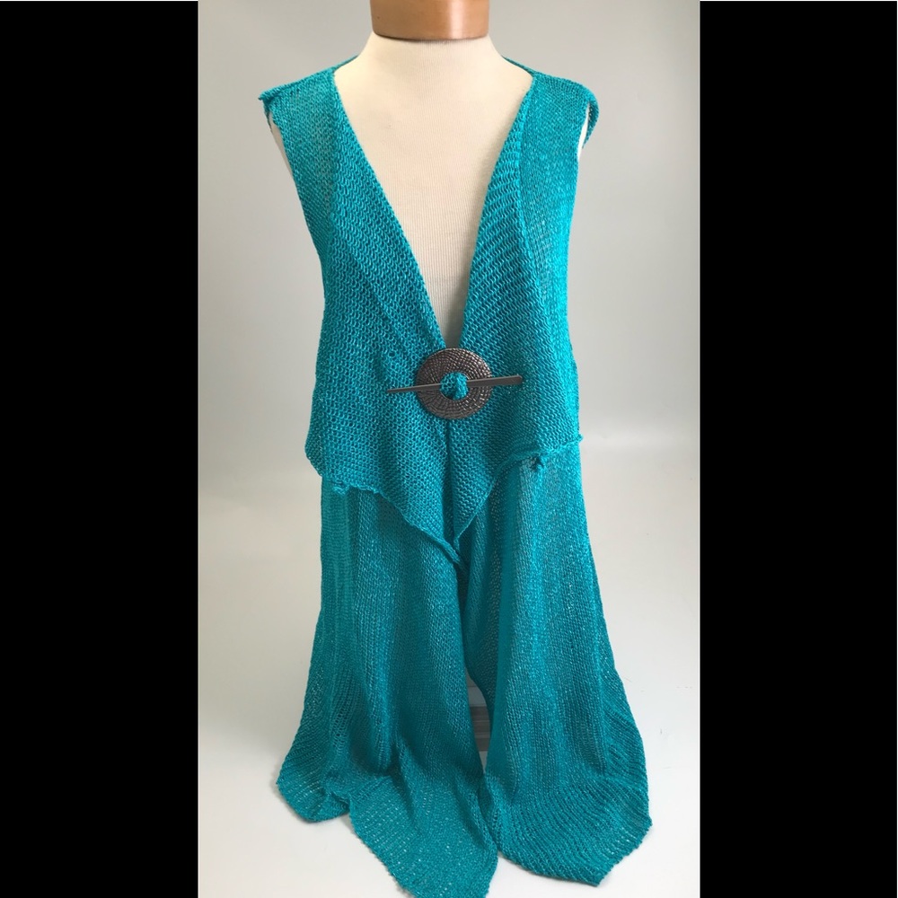 Hand loomed vest, great accessory to have in your wardrobe. No returns/ no exch.